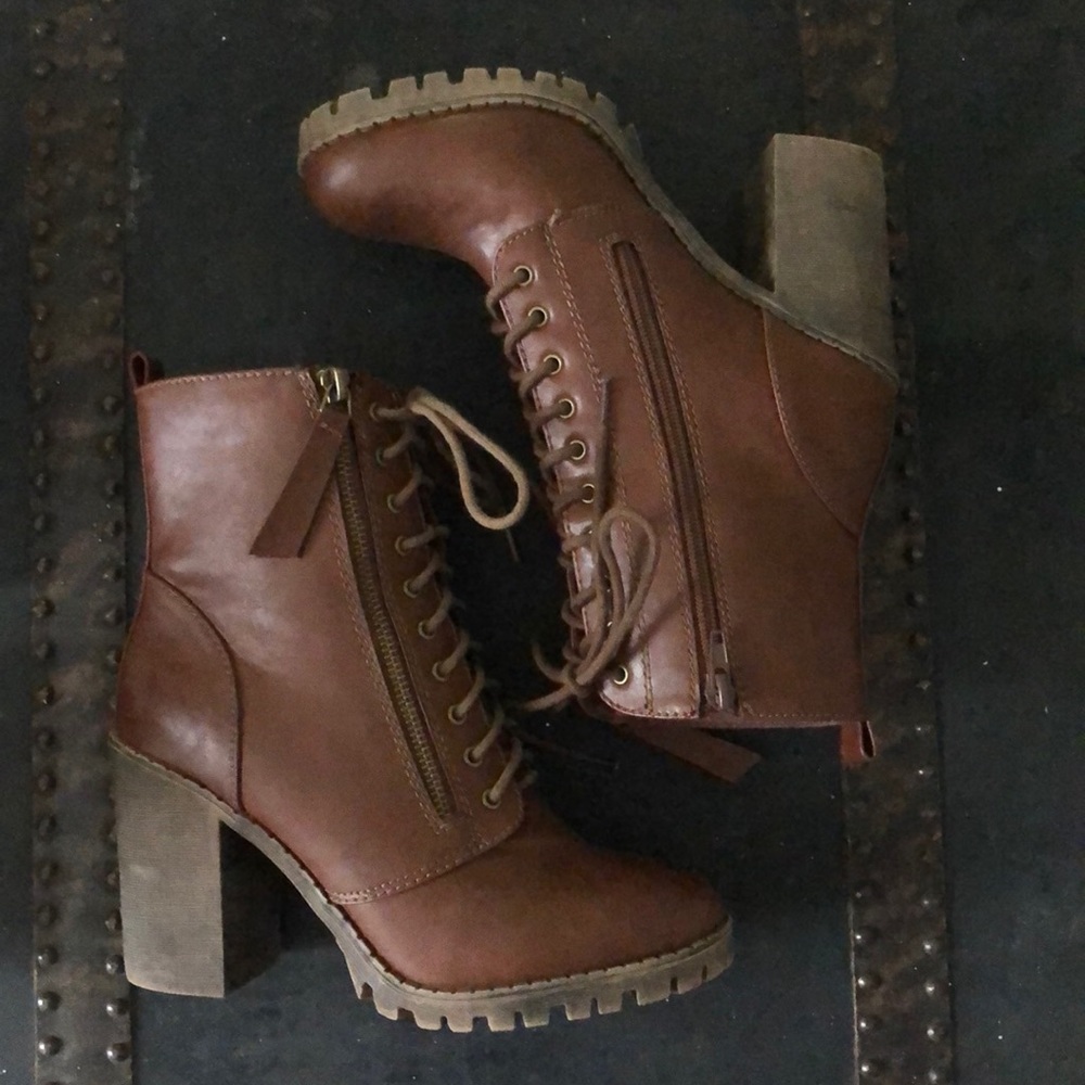 Like new size 8 lace up boots.